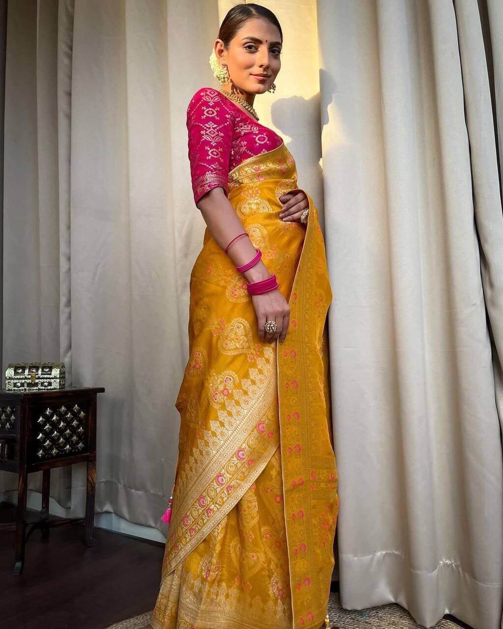 Women's Soft Traditional Durga Pooja Silk Saree With Blouse