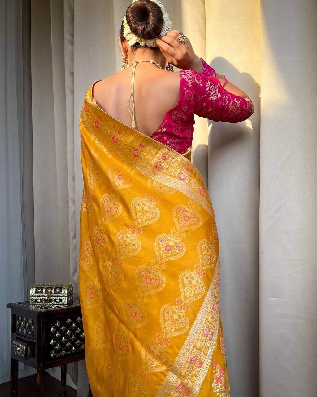 Women's Soft Traditional Durga Pooja Silk Saree With Blouse