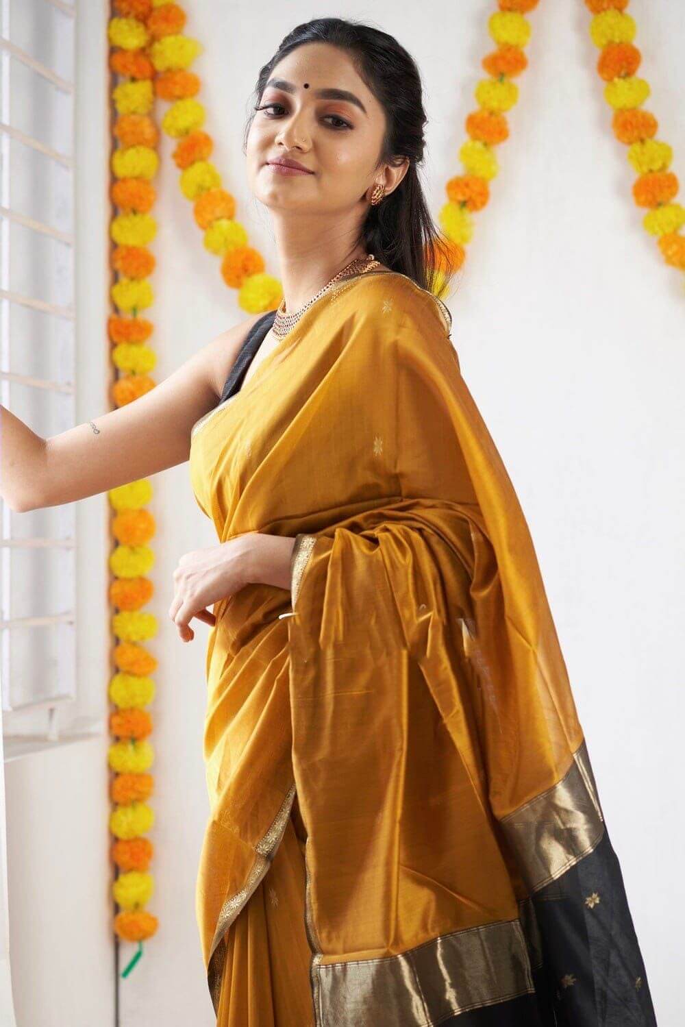 Women's Traditional Saree Soft Silk Saree With Blouse